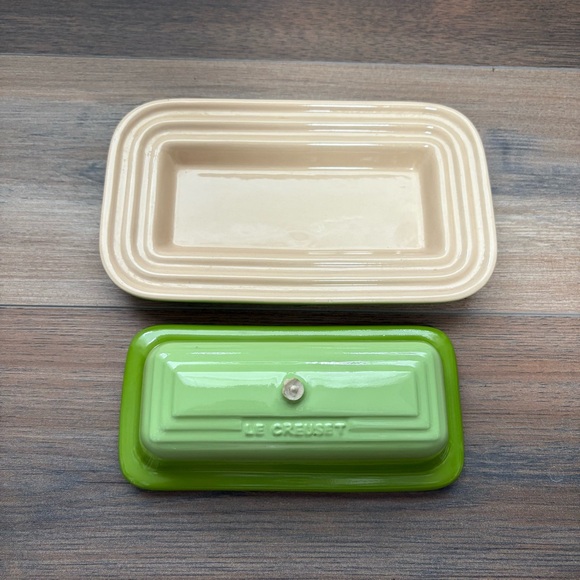 Le Creuset Covered Butter Dish, Green and Off White 1/4 lb Stick (BROKEN HANDLE) - Picture 3 of 8